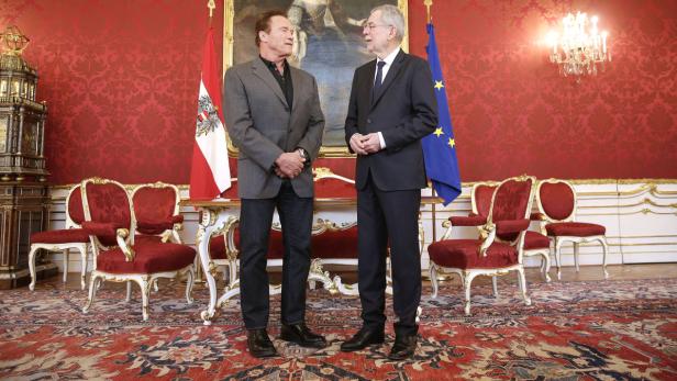 Alexander van Bellen und Arnold Schwarzenegger in der Wiener Hofburg.