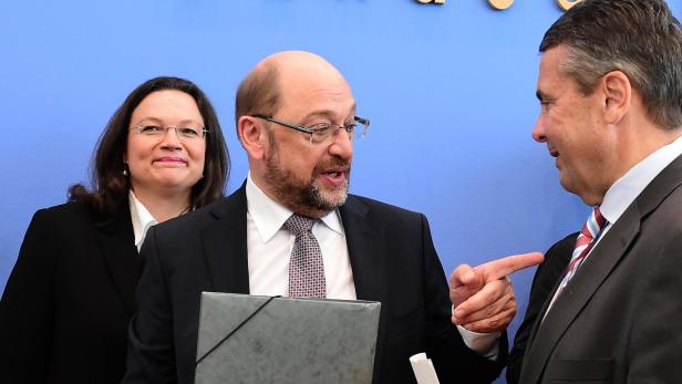 Schulz (Mitte), Gabriel und Nahles (links im Hintergrund) im Sommer 2017