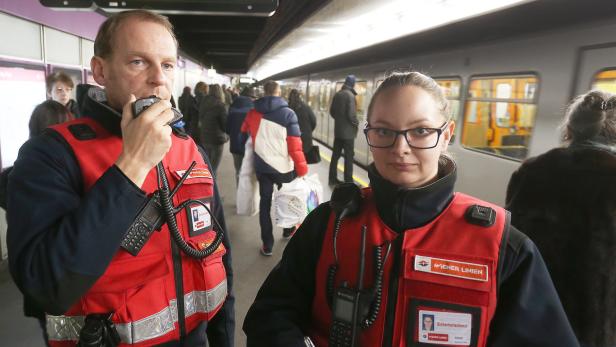 Christian Scekic und Aline Stolz überwachen in U-Bahn-Stationen die Einhaltung der Hausordnung.