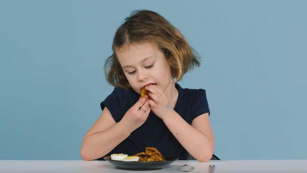 Wenn Kinder das erste Mal koreanisch essen