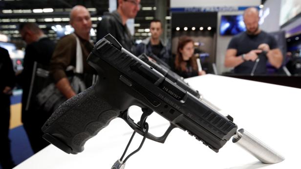 Heckler-&amp;-Koch-Pistole bei einer Waffenmesse in Frankreich