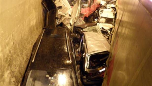 Massenkarambolage im Herzogbergtunnel