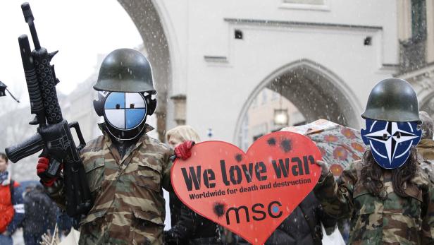 Demonstranten unterstellten den Akteuren der Sicherheitskonferenz (msc) Kriegslust