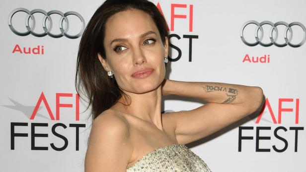 US-ENTERTAINMENT-CINEMA-AFI FESTIVAL Angelina Jolie - keine Freunde zum Reden Schauspielerin Jolie hat in einem Interview zugegeben, dass sie keine überhaupt keine weiblichen Freundinnen hat. Generell sei sie wenig sozial. Bösen Zungen behaupten, dass sie sich mit anderen Frauen nur schwer versteht und sie immer als Konkurrenz warhnimmt.
