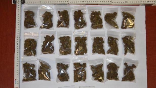 Mehrere kleine Plastiktüten mit Cannabis liegen auf einem Tisch.