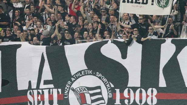 Fans des LASK Linz zeigen ein großes Banner im Stadion.