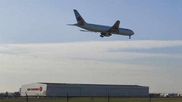 An Air Canada aircraft arrives at Vancouver International Airport in Richmond, British Columbia February 10, 2011.Strong business class demand helped Air Canada return to a quarterly operating profit and lay out optimistic forecasts on Thursday, but the results failed to live up to expectations set by its main domestic rival. REUTERS/Andy Clark (CANADA - Tags: TRANSPORT BUSINESS)