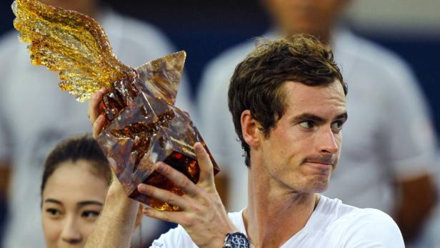 Andy Murray hält eine Trophäe in Form eines goldenen Adlers.
