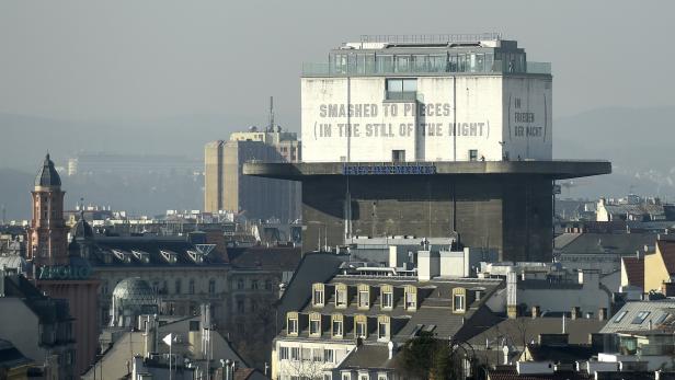 Mahnmal: Text von Lawrence Weiner auf dem Leitturm im Esterházypark