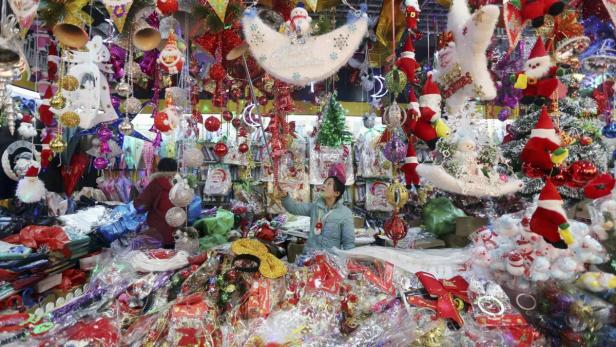 Weihnachtsmänner, glitzernde Christbaumkugeln und jede Menge Kitsch: In China sind Shoppingzentren und Einkaufsstraßen geschmückt. Nicht nur für Christen – auch die Werbung motiviert zur Weihnachtsstimmung.