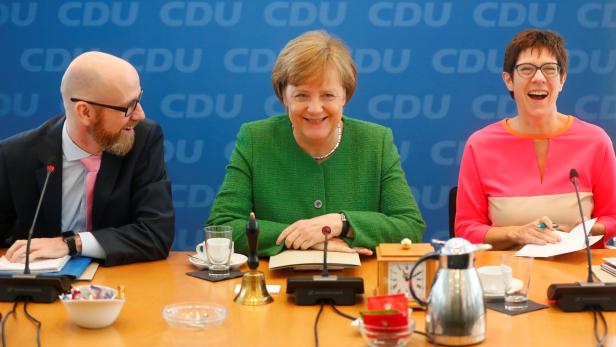 Merkel mit scheidendem Tauber (li.) und dessen Nachfolgerin Kramp-Karrenbauer