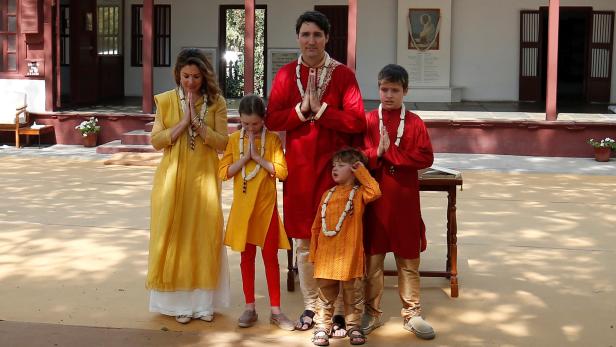 Justin Trudeau mit seiner Frau Sophie Gregoire und den Kindern im Gandhi Ashram in Ahmedabad in Indien