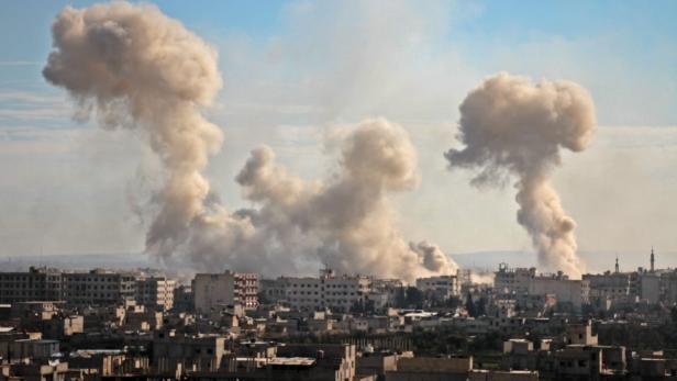 Flugzeuge und Hubschrauber hätten Dutzende Angriffe auf Ost-Ghouta geflogen.