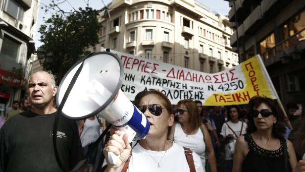 Eine Frau spricht während einer Demonstration durch ein Megaphon.