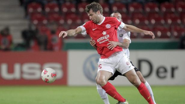 epa03452695 Mainz&#039; Andreas Ivanschitz (front) and Fabian Mueller of Aue in action during the German Cup match FSV Mainz 05 vs Erzgebirge Aue in Mainz, Germany, 30 October 2012. (ATTENTION: The DFB prohibits the utilisation and publication of sequential pictures on the internet and other online media during the match (including half-time). ATTENTION: BLOCKING PERIOD! The DFB permits the further utilisation and publication of the pictures for mobile services (especially MMS) and for DVB-H and DMB only after the end of the match.) EPA/Fredrik Von Erichsen