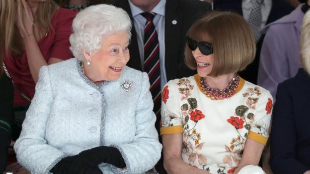 Queen Elizabeth II neben Vogue-Chefredakteurin Anna Wintour.