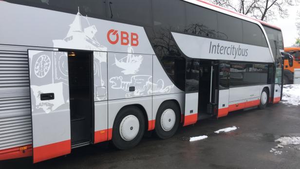 Der Gepäckraum (links hinten) des ÖBB-Busses ist begehbar.