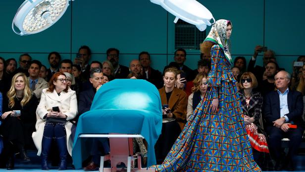 Für die Präsentation seiner Herbst/Winter-Kollektion 2018 lud Alessandro Michele, Chefdesigner von Gucci, diese Woche in einen &quot;OP-Saal&quot;. Insgesamt sechs Monate hatten die Vorbereitungen für die Show gedauert.