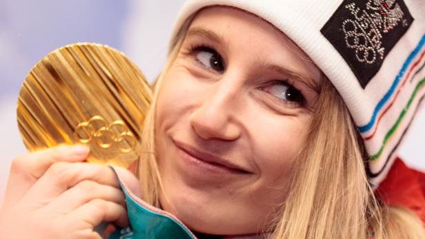 Anna Gasser mit ihrer Goldmedaille