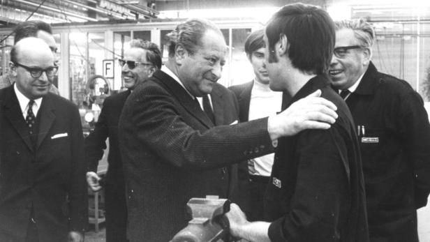 Schulterklopfen gehört zum Geschäft – Betriebsbesuche von Bruno Kreisky (li.) Anfang der 1970er ...