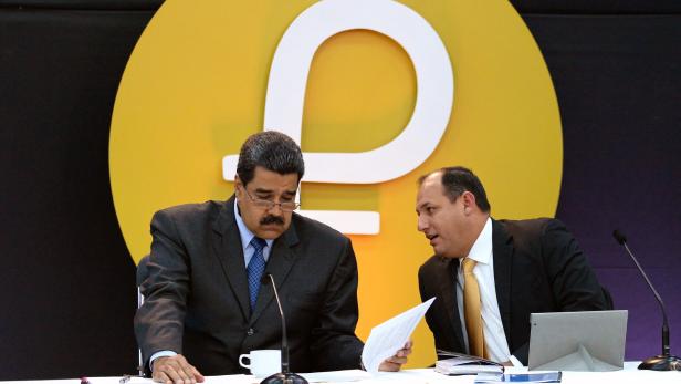 Nicolas Maduro (li.) bei der &quot;Petro&quot;-Verkündung am 20. Februar