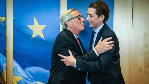 Ein Begrüssungsküsschen von EU-Kommissionschef Jean-Claude Juncker für Kanzler Sebastian Kurz.