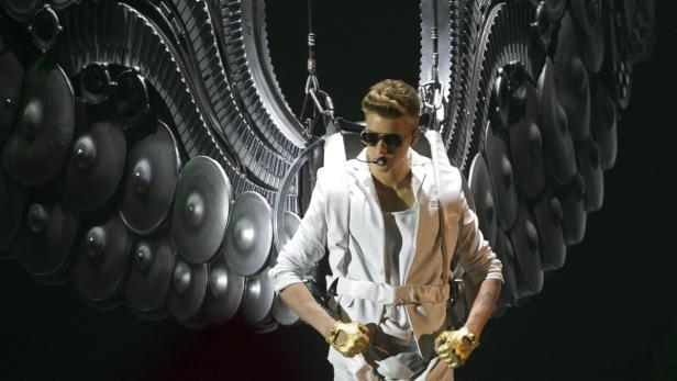 epa03627885 Canadian singer Justin Bieber performs on the stage during a concert at Palau San Jordi sports pavilion in Barcelona, north-eastern Spain, on 16 March 2013, within his &#039;Believe Tour&#039;. The concert started an hour later than scheduled. EPA/TONI GARRIGA