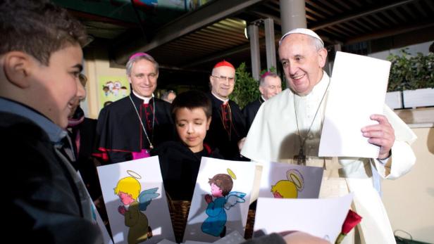 Kurz vor Weihnachten besuchte der Papst ein Kinderspital in Rom. Nach Weihnachten erhält er die Ergebnisse der Vatikan-Familienumfrage