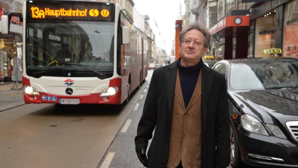 Karl Hintermayer, Obmann der Neubaugassen-Kaufleute, bereitet eine Petition gegen die „Bus-Autobahn“ vor.