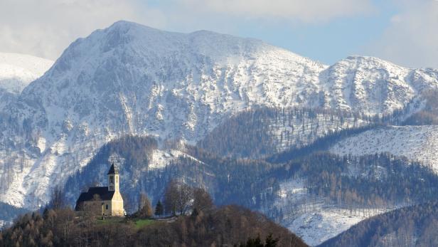 Die Georgenbergkirche, im Hintergrund die Kremsmauer