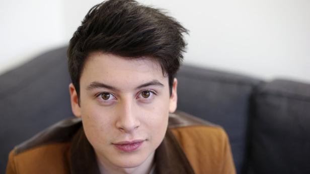 Nick D&#039;Aloisio, aged 17, who developed the smartphone news app Summly, poses for a photograph at offices in central London March 26, 2013. Got a tech idea and want to make a fortune before you&#039;re out of your teens? Just do it, is the advice of the London schoolboy who&#039;s just sold his smartphone news app to Yahoo for a reported $30 million. REUTERS/Suzanne Plunkett (BRITAIN - Tags: SCIENCE TECHNOLOGY BUSINESS SOCIETY)