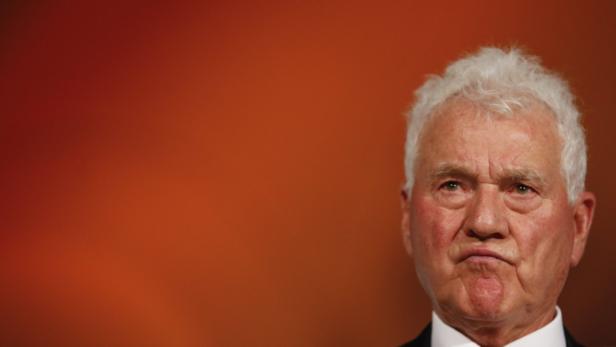 File photo of Austrian businessmen and billionaire Frank Stronach listening to journalists questions during a news conference in Vienna September 27, 2012. The eurosceptic billionaire whose success in Austrian politics is sapping support from the far-right Freedom Party rejected comparisons to its late longtime leader Joerg Haider and said in an interview published March 10, 2013, by the Oesterreich newspaper, he would not be content with third place in national elections. Frank Stronach&#039;s party - Team Stronach - won a 10th of the vote in two state elections on March 3, months after he founded it, tapping into the roughly one third of voters who oppose bailouts of euro zone laggards such as Greece and Ireland. REUTERS/Leonhard Foeger/Files (AUSTRIA - Tags: POLITICS HEADSHOT) - RTR38HEA