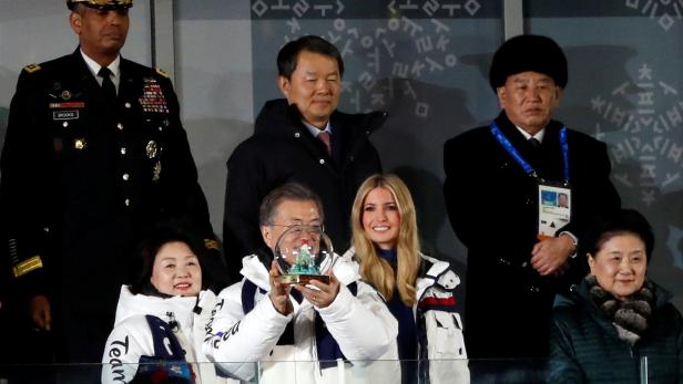 Ivanka Trump mit Südkorea-Präsident Moon Jae-in, dahinter die Nordkorea-Delegation