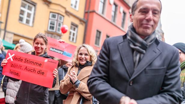 SPÖ-Spitzenkandidatin Elisabeth Blanik mit Bundesparteiobmann Christian Kern während der Wahlkampfschlussveranstaltung am Samstag.