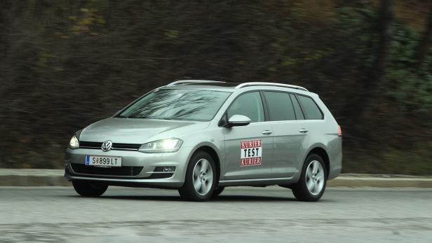Ein silberner VW Golf Variant mit „Kurier Test Kurier“-Aufkleber fährt auf einer Straße.