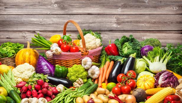 Neben Obst und Gemüse zählen auch Vollkornprodukte, brauner Reis und fettarme Milchprodukte zur gesunden Ernährung.