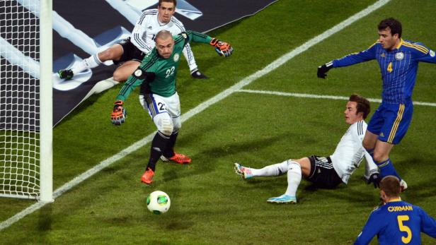 epa03641777 Germany&#039;s Mario Goetze (3rd R) scores the 2-0 lead against Kazakhstan&#039;s goalkeeper Andrey Sidelnikov (L) during the FIFA World Cup 2014 qualifying soccer match between Germany and Kazakhstan in Nuremberg, Germany, 26 March 2013. EPA/DAVID EBENER
