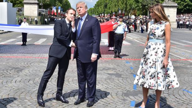 Macron (l.) mit Trump und First Lady Melania (r.) in Paris am 14. Juli 2017