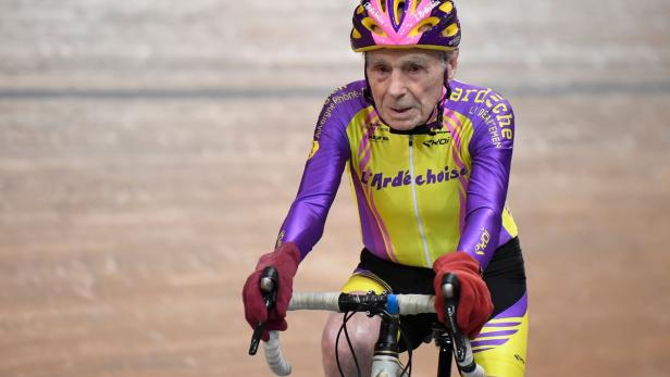 So alt und so sportlich. Die legendäre 100 hat der französische Radsportler Robert Marchand längst erreicht. Und noch mehr: Hat er doch  im Radrennsport immer wieder neue Rekorde aufgestellt. Den letzten Weltrekord in seiner Altersklasse holte er mit 105.