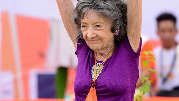 Die Meisterin auf  der Matte: Im August wird sie 100 und ist seit Jahren die älteste aktive Yogalehrerin der Welt. Aber das ist nicht wichtig. Wichtig ist, „dass wir unser Leben selbst gestalten können“, sagt die in New York lebende gebürtige Inderin.