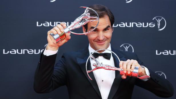 Roger Federer mit seinen zwei Trophäen