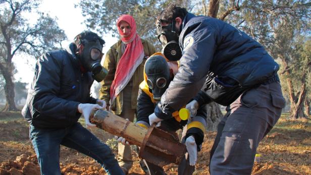 Der syrische Zivilschutz stellt Anfang Februar in Douma Reste einer Rakete sicher