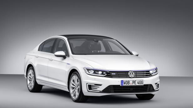 Ein weißer Volkswagen Passat GTE vor einem grauen Hintergrund.