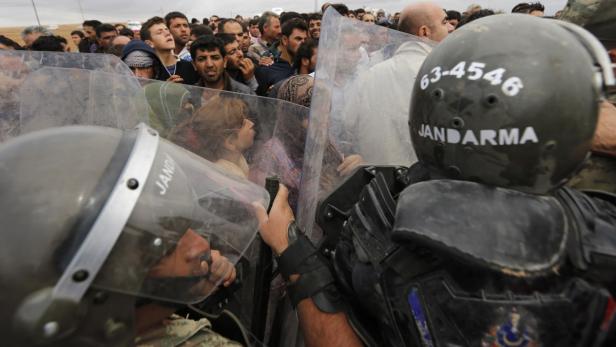 Türkische Sicherheitskräfte stehen einer Menschenmenge mit Schutzschilden gegenüber.