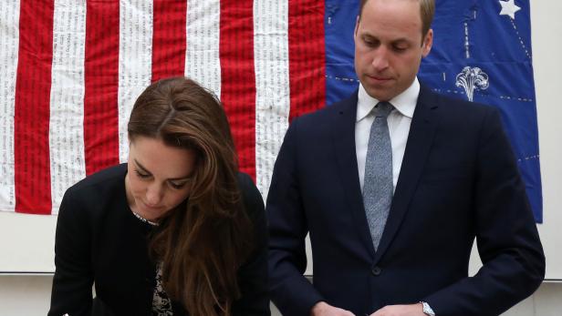In der US Botschaft in London waren Prinz William und Herzogin Kate zu Gast, um sich ins Kondolenzbuch für die Hinterbliebenen der Orlando-Oper einzutragen. Die Bilder: