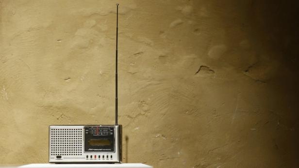 A transistor radio is displayed at the Museum of Broken Relationships installed at the CentQuatre exhibition hall in Paris December 18, 2012. This short-lived exhibition space, in association with the museum with the same name in Zagreb, will run from December 19 to January 20, 2013 and will show relics of sentimental disappointment. REUTERS/Benoit Tessier (FRANCE - Tags: SOCIETY)