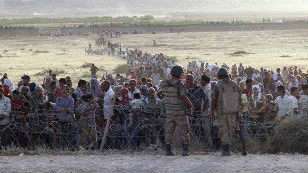 Türkische Soldaten an der Grenze - der Flüchtlingsstrom reißt nicht ab.