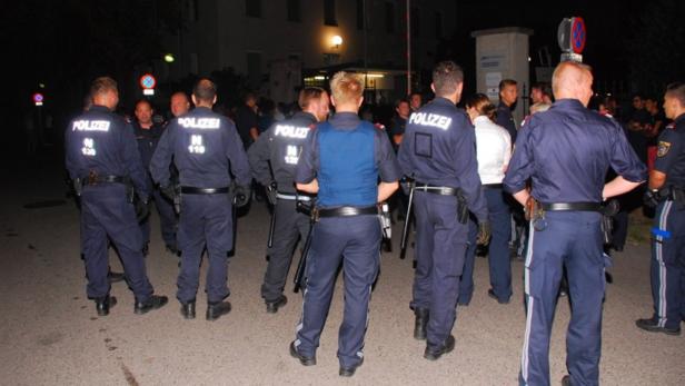 In Wr. Neustadt feuerte in der Nacht auf Freitag ein Unbekannter auf eine Gruppe von Flüchtlingen. Indes kam es im Flüchtlingslager Traiskirchen zu neuen Tumulten (Bild).