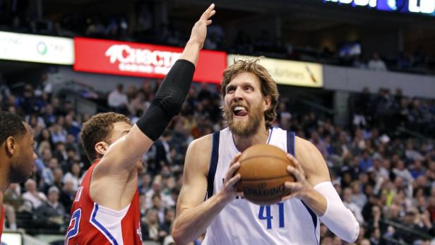 Dallas Mavericks forward Dirk Nowitzki drives on L