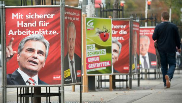 Wahlplakate der SPÖ mit dem Slogan „Mit sicherer Hand für Arbeitsplätze“ am Straßenrand.